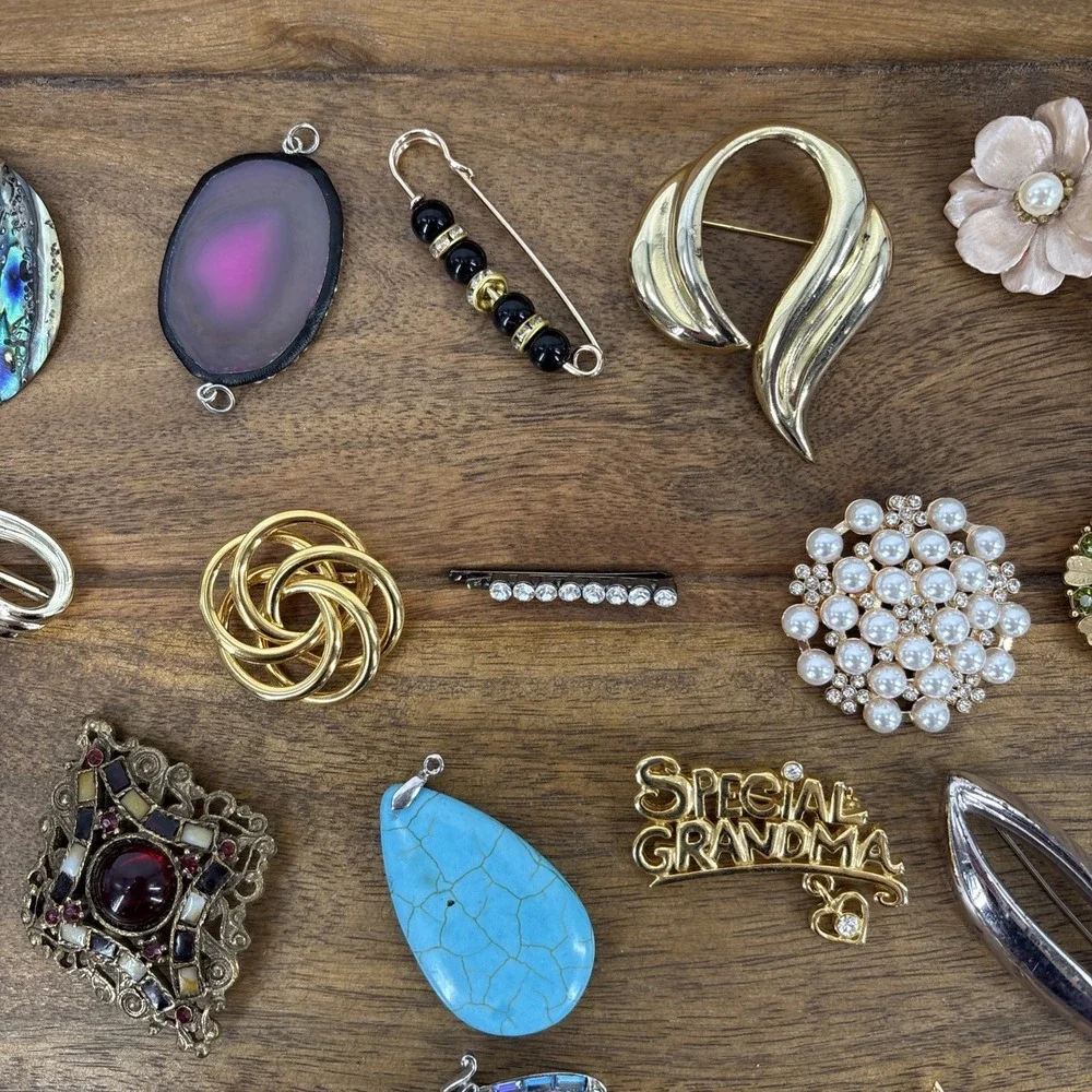 Mixed Lot Costume Jewelry Pins Bars Brooches Pendants Some Signed Vtg to Now 43